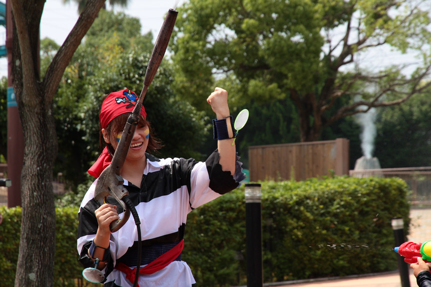 海賊団の腕や脚や背中に付けられた、金魚すくいのポイを狙う