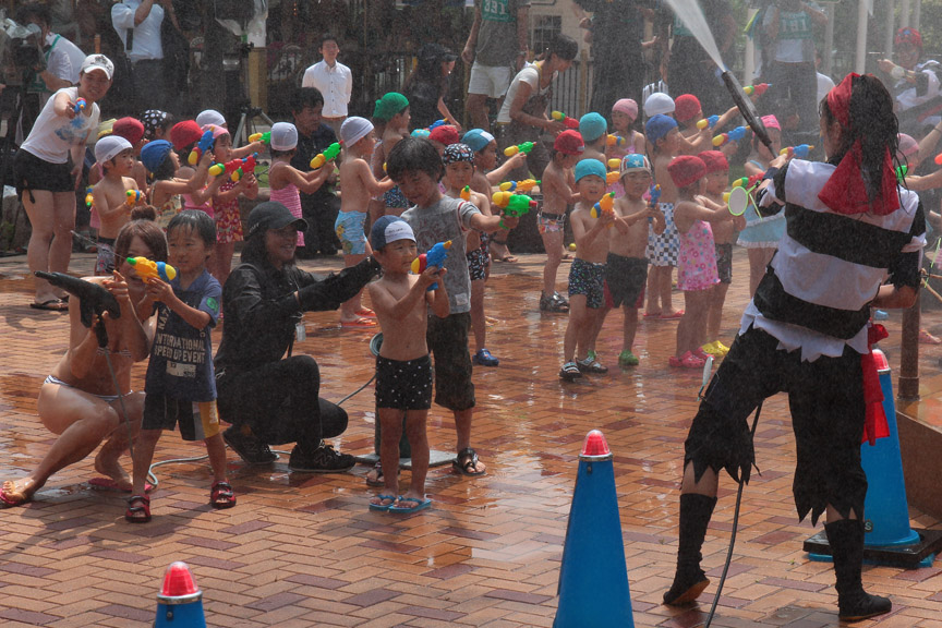 海賊団と園児のバトルが始まった