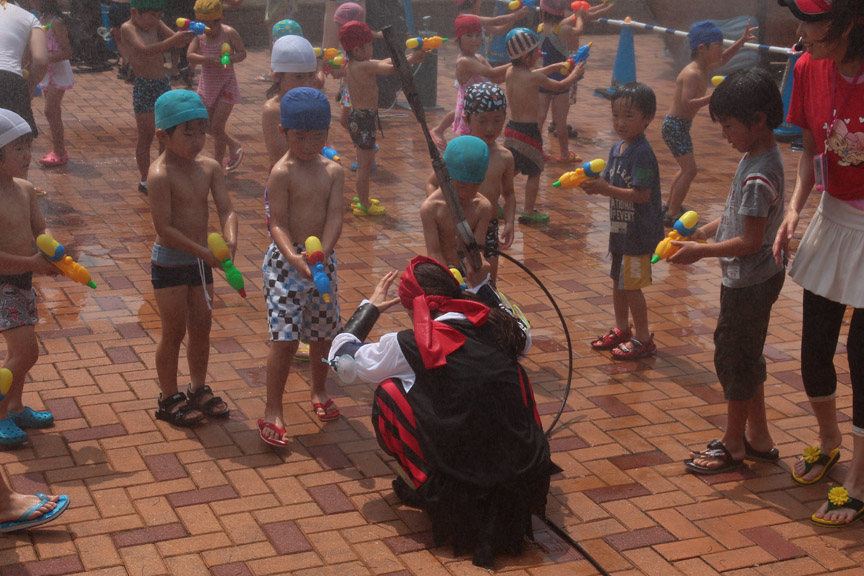 園児達が海賊団を攻め優勢に