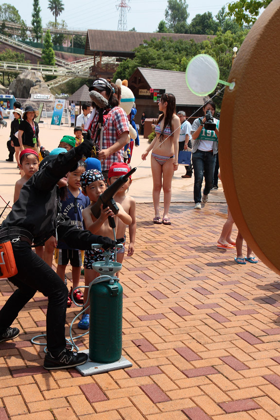 親子ポンプで的に付けられたポイを狙う