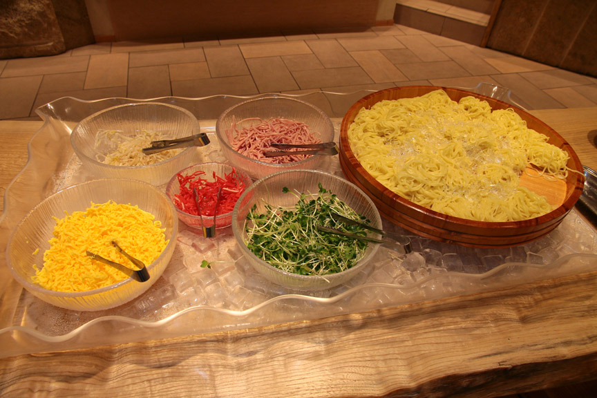 夏らしいメニューが迎えてくれる