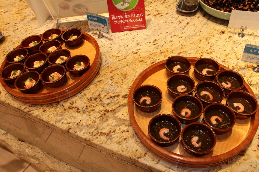 夏らしいメニューが迎えてくれる