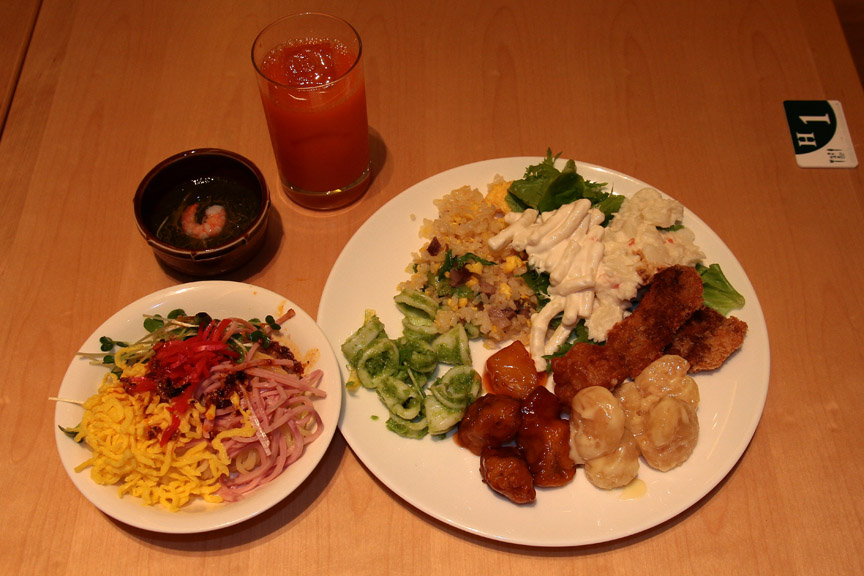 夏らしいメニューが迎えてくれる