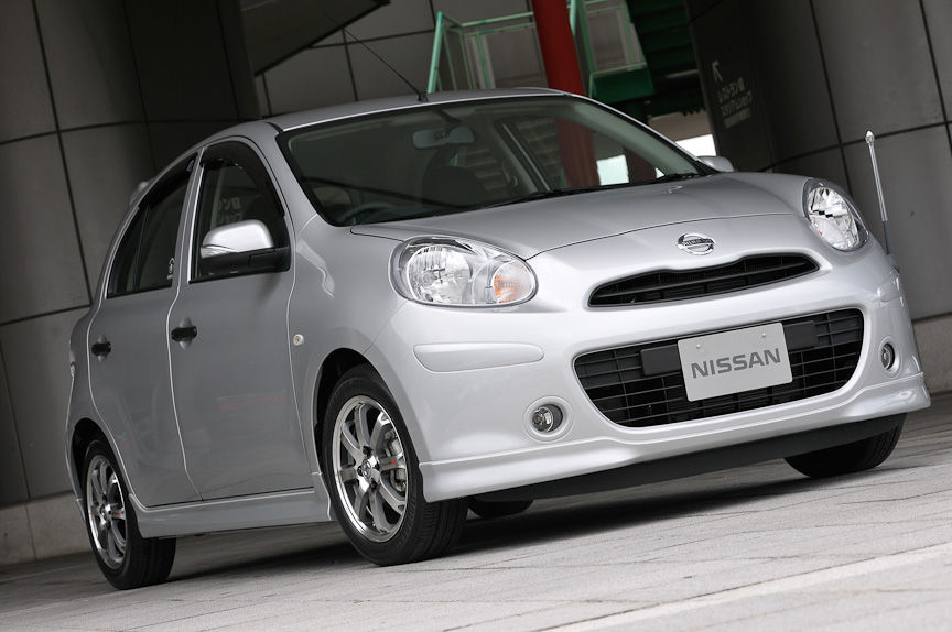 ニスモからリリースされているパーツ装着車。ストリートをターゲットに開発されたサスペンションキットやスポーツマフラー、15インチアルミホイール、ブレーキパッドなどを装着する