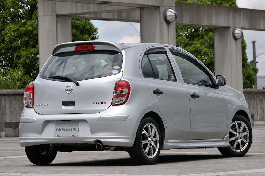 ニスモからリリースされているパーツ装着車。ストリートをターゲットに開発されたサスペンションキットやスポーツマフラー、15インチアルミホイール、ブレーキパッドなどを装着する