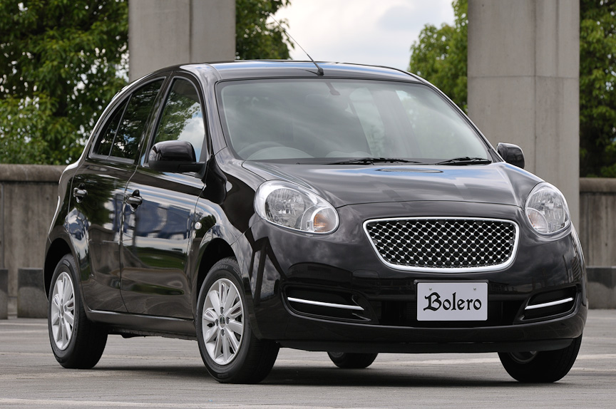 「エレガント」をキーワードに内外装に専用デザインを施したボレロ。専用デザインのフロントバンパーやメッシュタイプのフロントグリル、ワインカラーを基調としたボーダー柄のシート地などを採用する