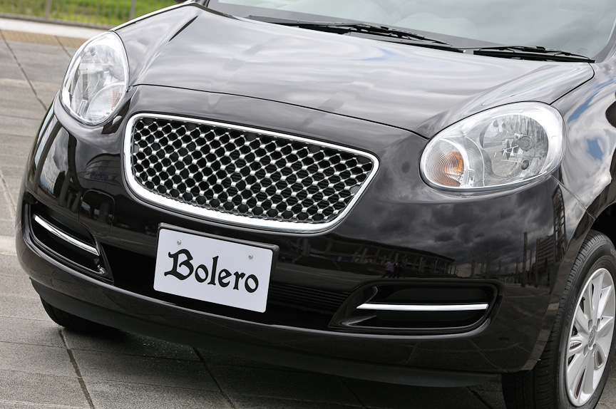 「エレガント」をキーワードに内外装に専用デザインを施したボレロ。専用デザインのフロントバンパーやメッシュタイプのフロントグリル、ワインカラーを基調としたボーダー柄のシート地などを採用する