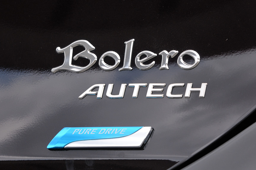 「エレガント」をキーワードに内外装に専用デザインを施したボレロ。専用デザインのフロントバンパーやメッシュタイプのフロントグリル、ワインカラーを基調としたボーダー柄のシート地などを採用する