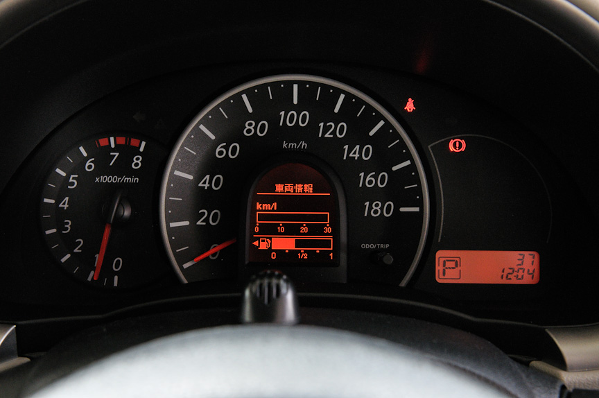12G、12G FOURに標準装備するスピードメーター内のディスプレイは燃費表示のほか、フレンドリーメッセージ機能、サービスインターバル、タイヤアングルインジケーター、半ドアポジションインジケーターの表示が可能
