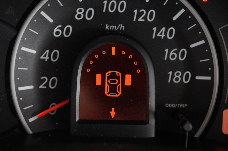 タイヤアングルインジケーターは、15km/h以下で前進または後退すると、タイヤの向きとステアリングの切れ角、進行方向を表示する。前進時はエンジン始動から20秒以内に自動表示され、後退時はRレンジに入れている間は自動表示する