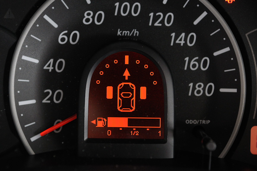 タイヤアングルインジケーターは、15km/h以下で前進または後退すると、タイヤの向きとステアリングの切れ角、進行方向を表示する。前進時はエンジン始動から20秒以内に自動表示され、後退時はRレンジに入れている間は自動表示する