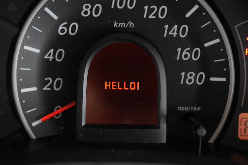 フレンドリー表示機能。「HELLO!」「GOOD-BYE」などウェルカム表示を行うほか、あらかじめ設定しておくことで誕生日や結婚記念日などアニバーサリー表示も可能