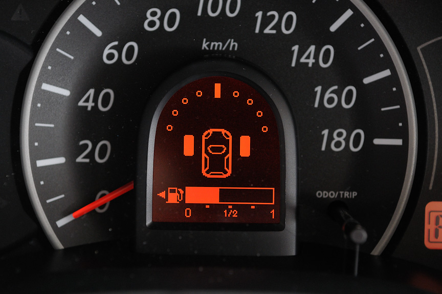 タイヤアングルインジケーターは、15km/h以下で前進または後退すると、タイヤの向きとステアリングの切れ角、進行方向を表示する。前進時はエンジン始動から20秒以内に自動表示され、後退時はRレンジに入れている間は自動表示する