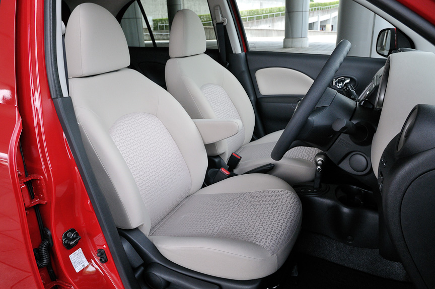 シート地は織物/トリコット。ドアトリムやインストゥルメントパネルも同色でまとめられ、すっきりしたデザイン