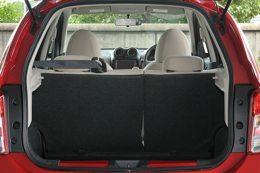 後席シートは6：4分割可倒式。バックドアと紐でつなぐリアバーセルシェルフが設けられ、外から荷物が見えないようになっている