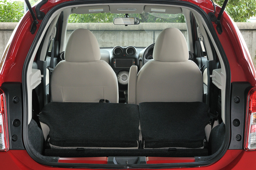 後席シートは6：4分割可倒式。バックドアと紐でつなぐリアバーセルシェルフが設けられ、外から荷物が見えないようになっている