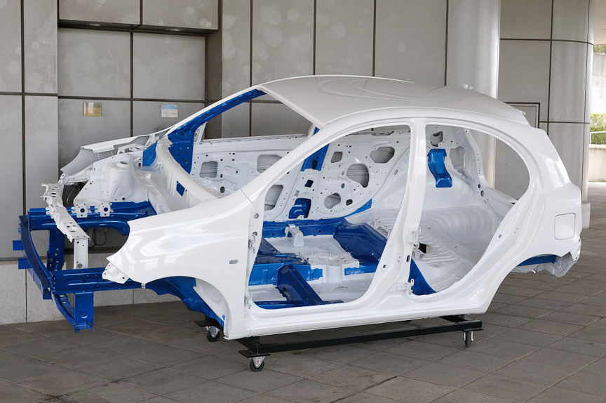 新型マーチのホワイトボディー。新開発のVプラットフォームは高剛性と軽量化を両立するのが特徴