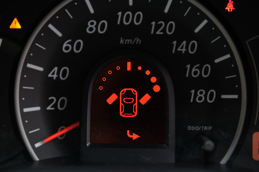 タイヤアングルインジケーターは、15km/h以下で前進または後退すると、タイヤの向きとステアリングの切れ角、進行方向を表示する。前進時はエンジン始動から20秒以内に自動表示され、後退時はRレンジに入れている間は自動表示する