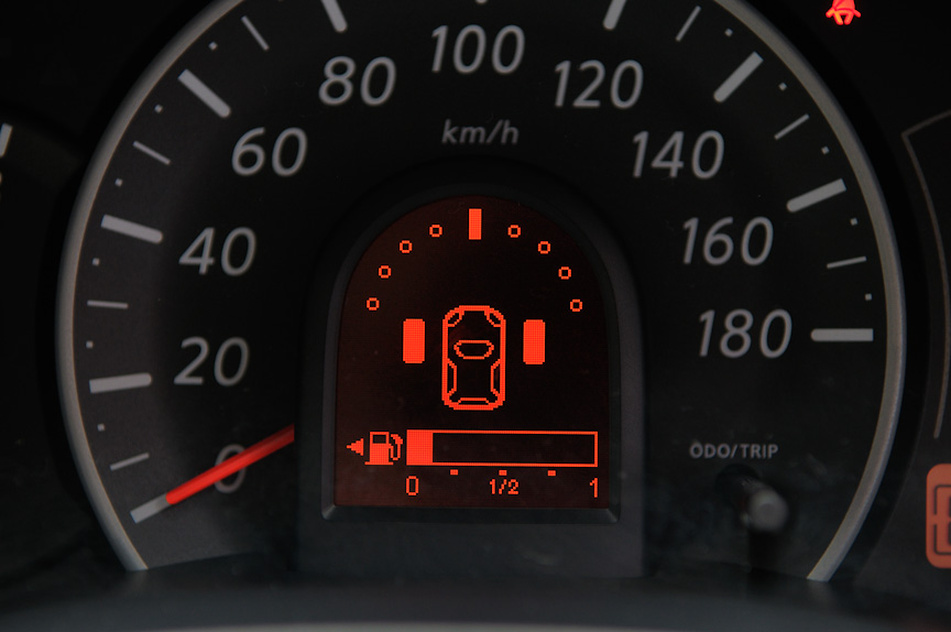 タイヤアングルインジケーターは、15km/h以下で前進または後退すると、タイヤの向きとステアリングの切れ角、進行方向を表示する。前進時はエンジン始動から20秒以内に自動表示され、後退時はRレンジに入れている間は自動表示する