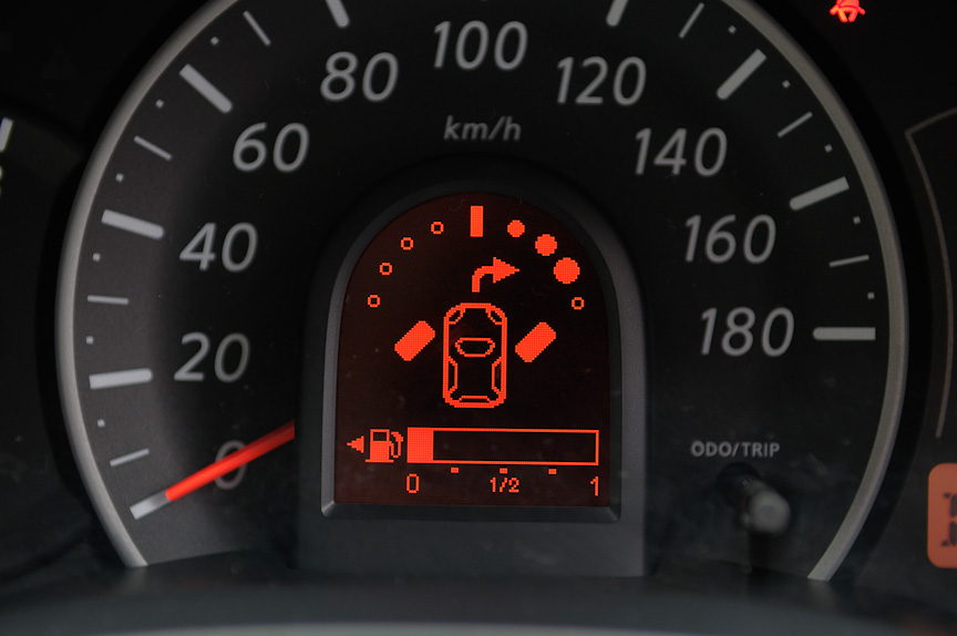 タイヤアングルインジケーターは、15km/h以下で前進または後退すると、タイヤの向きとステアリングの切れ角、進行方向を表示する。前進時はエンジン始動から20秒以内に自動表示され、後退時はRレンジに入れている間は自動表示する