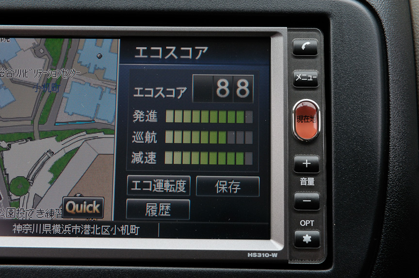 オプションの2DINカーナビはメモリータイプとHDDタイプを選択できる。いずれもエコ運転診断機能を搭載し、クルマの速度や加速度などから計算した瞬間・平均を確認できる「エコ運転度」のほか、エコ運転度を得点化し、発進、巡航、減速のシーン別に診断する「エコスコア」、これまでに獲得したエコ運転度、エコスコアの履歴などの表示が可能