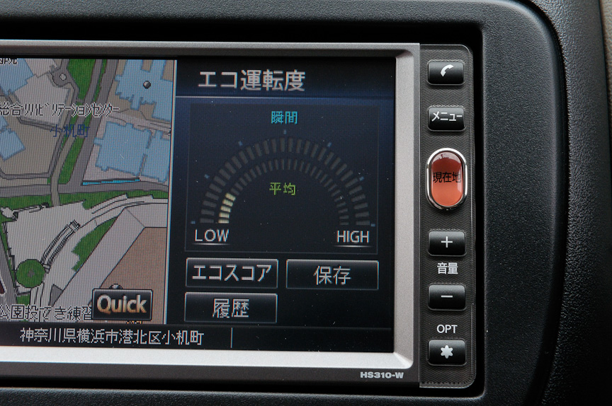 オプションの2DINカーナビはメモリータイプとHDDタイプを選択できる。いずれもエコ運転診断機能を搭載し、クルマの速度や加速度などから計算した瞬間・平均を確認できる「エコ運転度」のほか、エコ運転度を得点化し、発進、巡航、減速のシーン別に診断する「エコスコア」、これまでに獲得したエコ運転度、エコスコアの履歴などの表示が可能