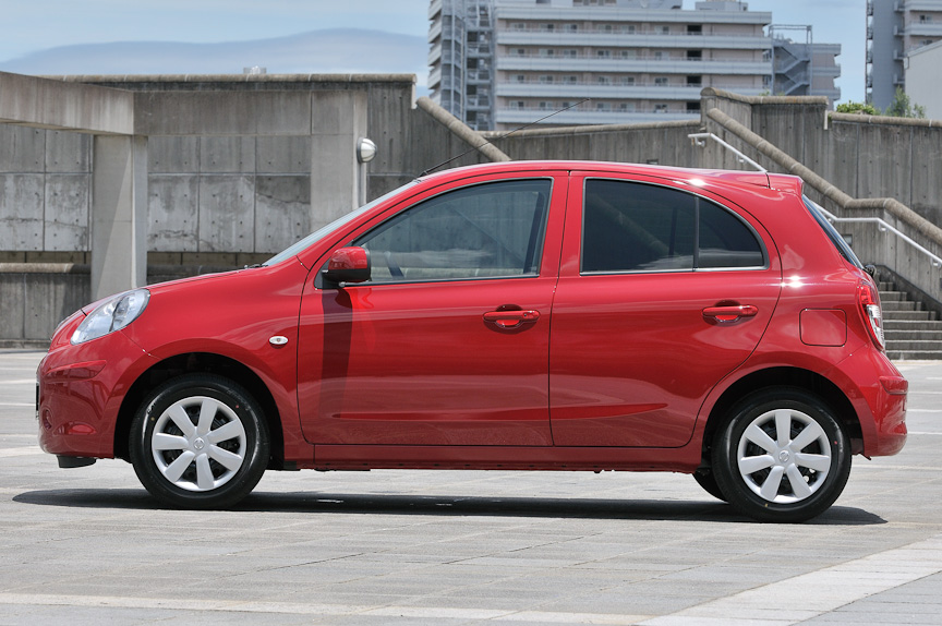 エクステリアデザインのコンセプトは「キビキビ×しっかり」。重心を低く、リアトレッドを拡大してクルマ全体が踏ん張るようなデザインとした。また、Aピラー部の段差を最小化したりドアミラーの形状最適化、ルーフ後端を持ち上げたデザインなどは空力性能を追求した結果で、Cd値はルーフスポイラーレスが0.32、リアスポイラー付きが0.32となっている