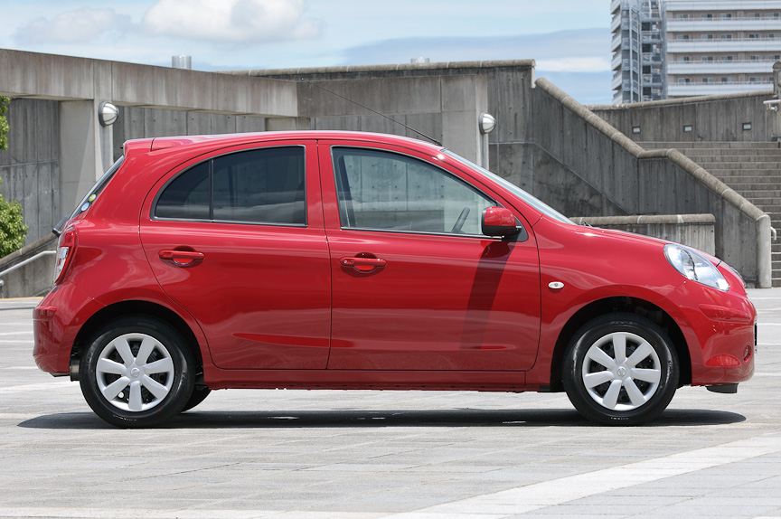 エクステリアデザインのコンセプトは「キビキビ×しっかり」。重心を低く、リアトレッドを拡大してクルマ全体が踏ん張るようなデザインとした。また、Aピラー部の段差を最小化したりドアミラーの形状最適化、ルーフ後端を持ち上げたデザインなどは空力性能を追求した結果で、Cd値はルーフスポイラーレスが0.32、リアスポイラー付きが0.32となっている