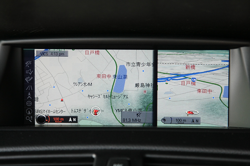 オプションのiDriveナビゲーション・パッケージを装着すると、ダッシュボード上部に8.8インチのディスプレイが装着される。HDDナビゲーションのほか、トラベルコンピューター、車両ステータス、灯火類の調節、エアコンのタイマーなどの表示・設定が行える