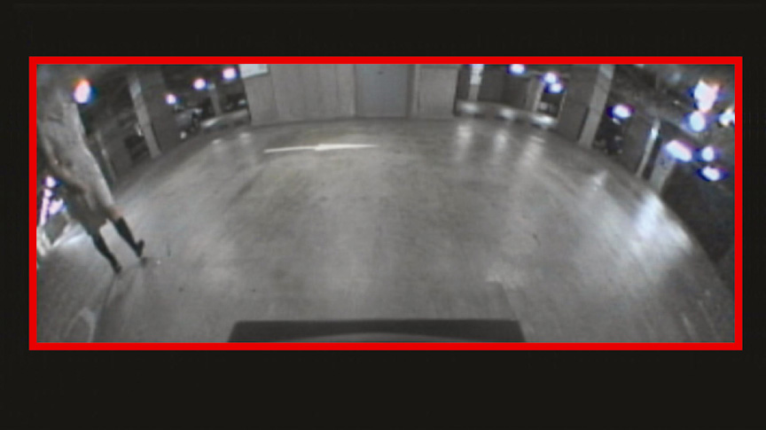 前進時はフロントビュー画面とブザーで警告