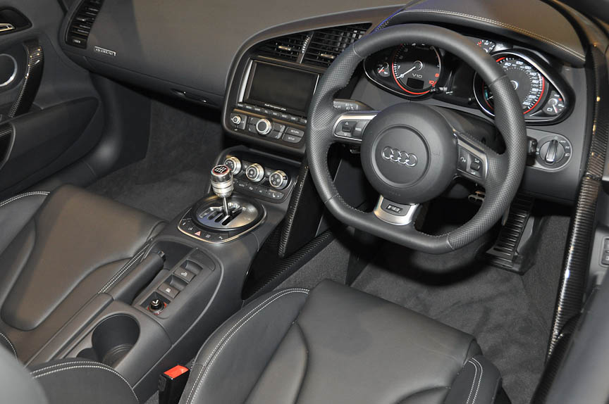 R8スパイダーのコクピット。6速MTのシフトレバーの後ろに、ソフトトップの開閉スイッチがある