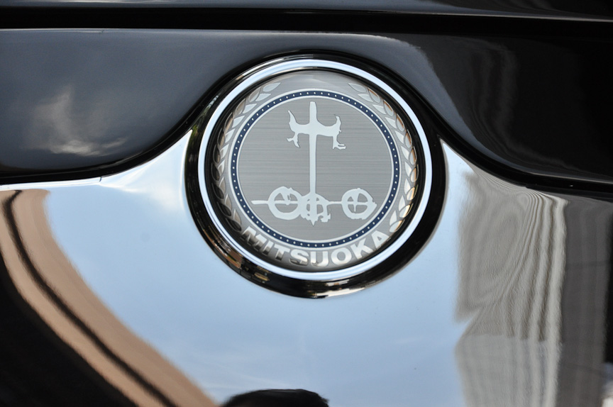 フロントグリル上部に付く光岡自動車のエンブレム