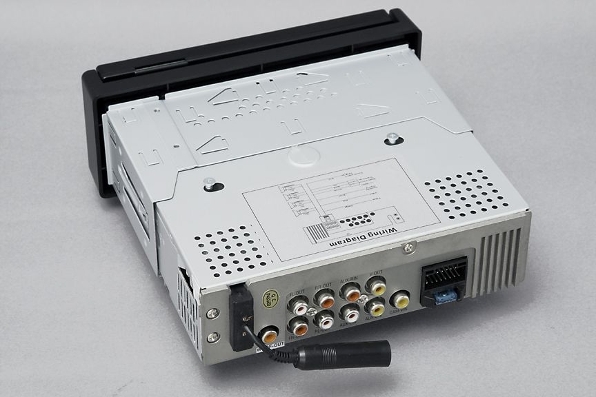 背面には音声＆映像の入出力端子が並ぶ。音声出力が前後左右＆サブウーファー、音声＆映像入力用が1系統、バックカメラ用の映像入力が1系統。左側のコネクターはラジオのアンテナ用だ