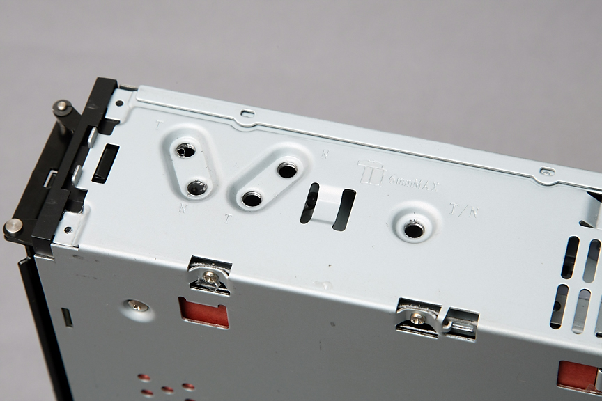 サイドにはT（トヨタ用）、N（日産用）などの取り付け穴が用意されている