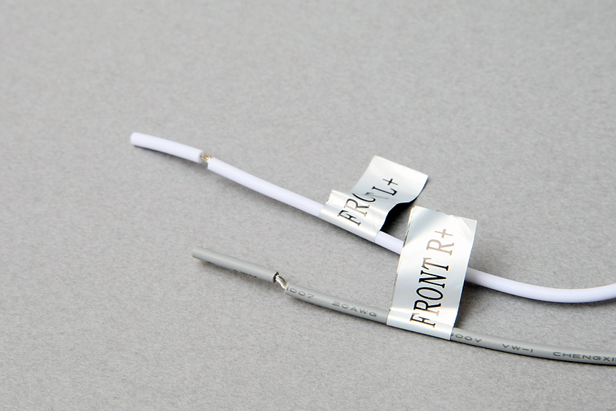 ハーネスの信号線は皮むきのみの状態で、そのままでは取り付けられない