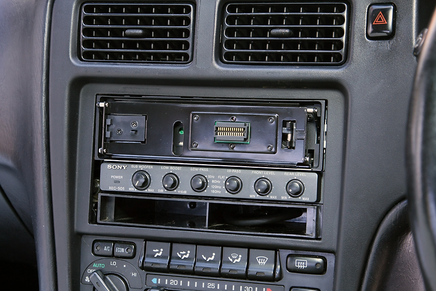 本体のみだとピッタリ1DINサイズでキレイに収まった