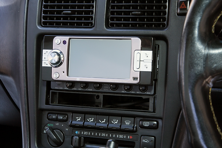 フロントパネルを装着した状態だと大きさが際立ってかなりの存在感がある。装着前の写真では余裕がありそうに見えるが、上側には1mmの隙間もなくギリギリだ