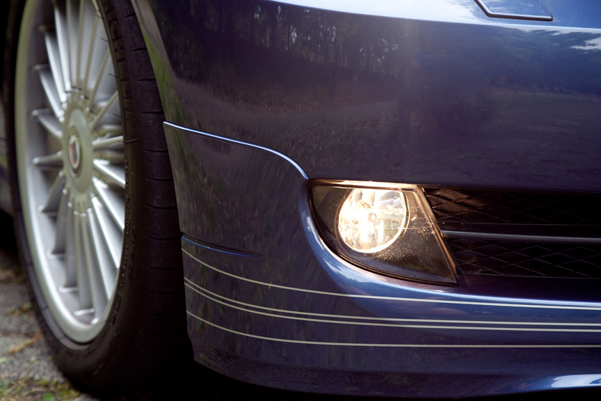 バンパー下部のフォグランプを点灯した状態