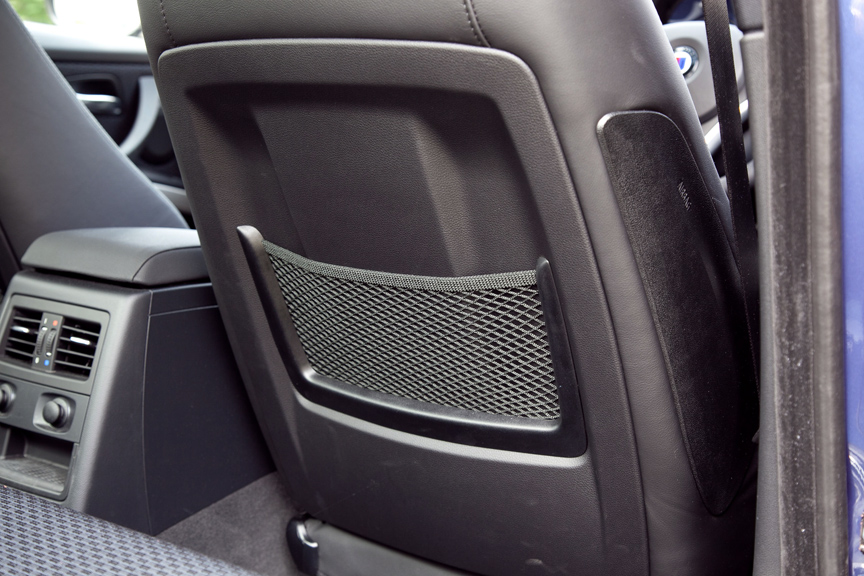 前席シートバックの物入れ