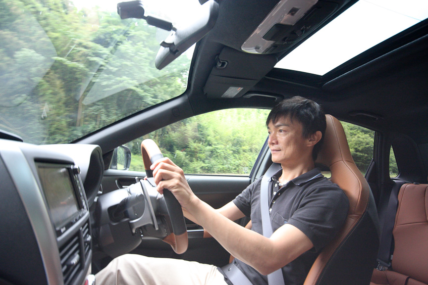 MTモデルと比較すると多少マイルドに仕上げられた足まわり。しかし味付けの方向性は同じで走りの楽しさを味合わせてくれる