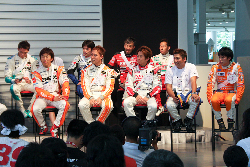 総勢18名のドライバーが参戦。写真左が赤組、右が白組だ