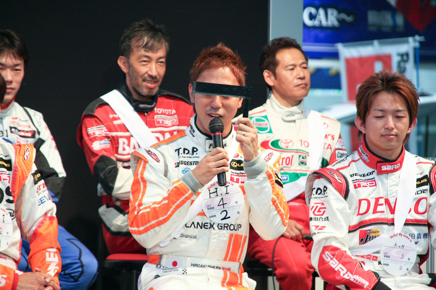 言いにくいトークは目線加え、声を変えて発言