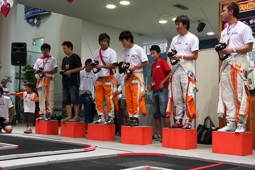 ラジコン対決も開催。一般参加者とペアになって勝負