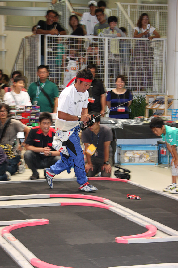 ハンドルをどっちに切ってよいか分からなくなると言う松浦選手は予選でクルマと一緒に走る始末