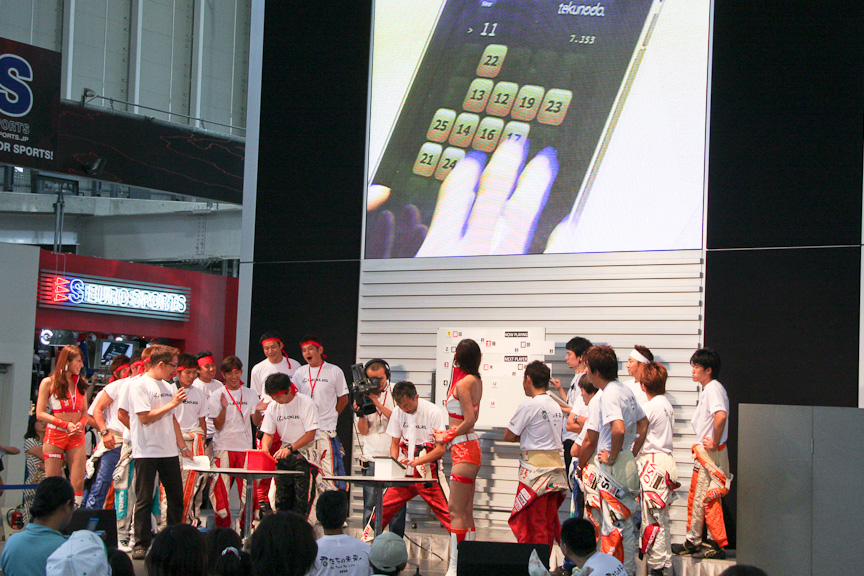 iPadを使ったゲーム対決も。若い数字から順番にタッチして消していくというもので、ドライバーには欠かせない周辺視野のレベルが問われるゲームだ