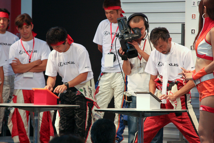 iPadを使ったゲーム対決も。若い数字から順番にタッチして消していくというもので、ドライバーには欠かせない周辺視野のレベルが問われるゲームだ