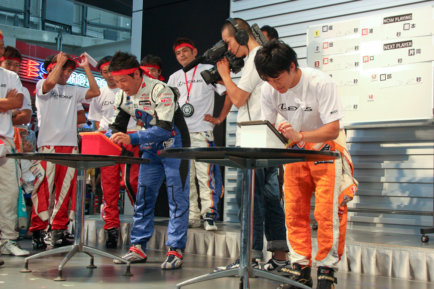 iPadを使ったゲーム対決も。若い数字から順番にタッチして消していくというもので、ドライバーには欠かせない周辺視野のレベルが問われるゲームだ