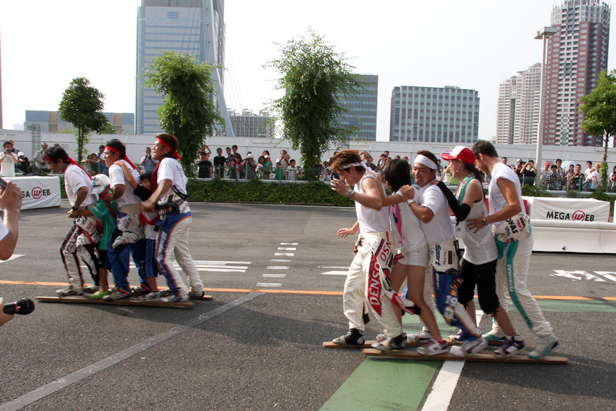 玉転がしやムカデ競争で一般参加者と一緒になって競技に挑む