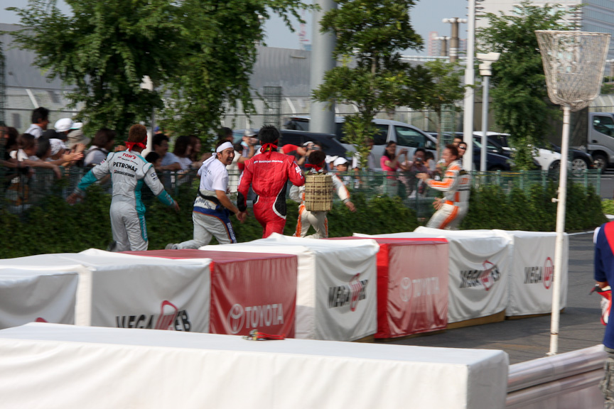 リードする赤組に白組が妨害を図る