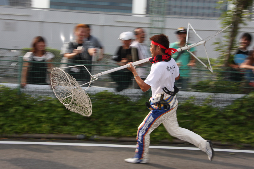 赤組は白組の玉入れのかごを隠すという荒技に出る